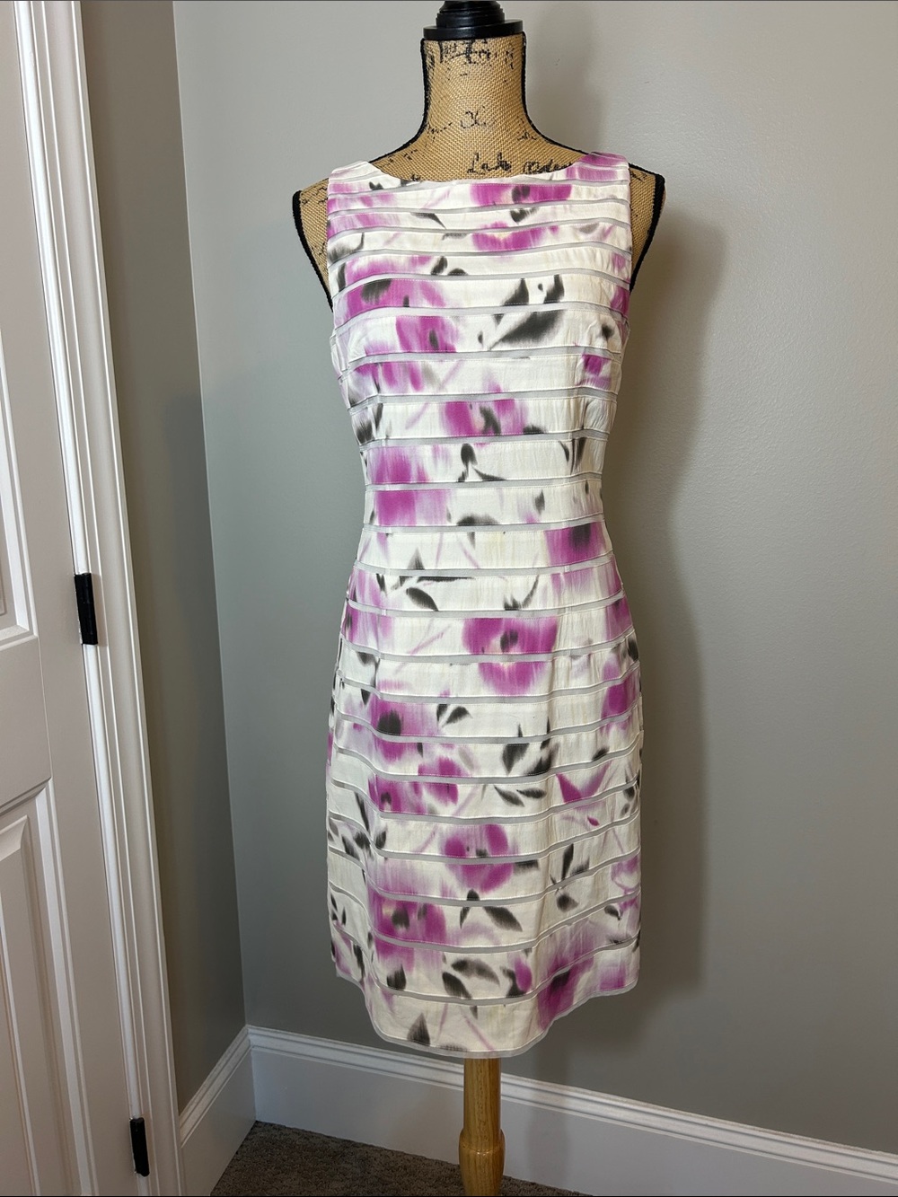 Ann Taylor Dress size (4)